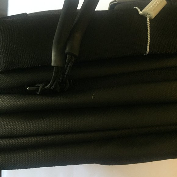 NEW Incase City Black Backpack for MacBook 17'' / iPad 360 Impact - Picture 13 of 13